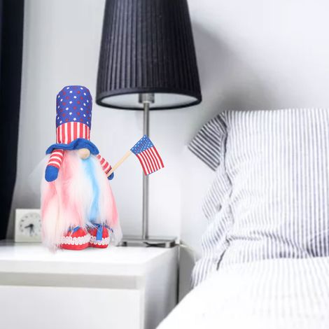 Gesichtslose alte Mannpuppe zum amerikanischen Unabhängigkeitstag, hübsche Puppe, die die Flagge hisst, Rudolph-Fensterdekoration, Version mit roten Schuhen. (1/5)
