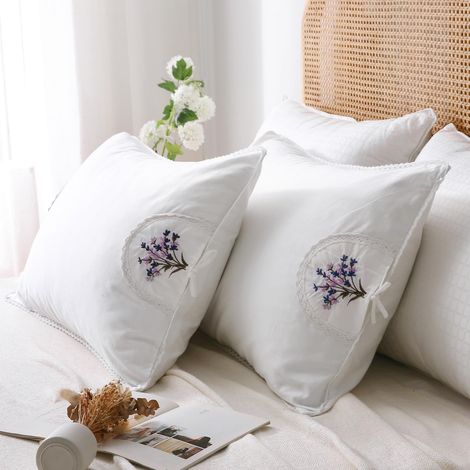 Taies d'oreiller blanches brodées de fleurs de lavande avec dentelle 100 % coton, lot de 2 taies d'oreiller Queen 76,2 x 50,8 cm (1/5)