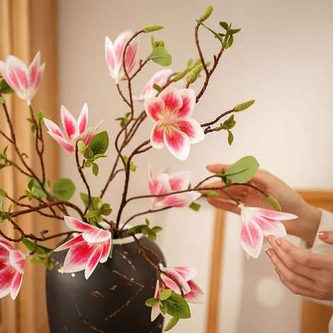 Magnolia à 7 têtes - vert, 100 cm de long. Les branches contiennent du fil de fer, les fleurs sont en film plastique et les feuilles sont composées de tissu et de colle souple. (1/5)