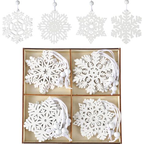 Ein Set aus 16 hölzernen Weihnachtsdekorationen in Form weißer Schneeflocken, die zum Aufhängen am Weihnachtsbaum bestimmt sind. (1/5)