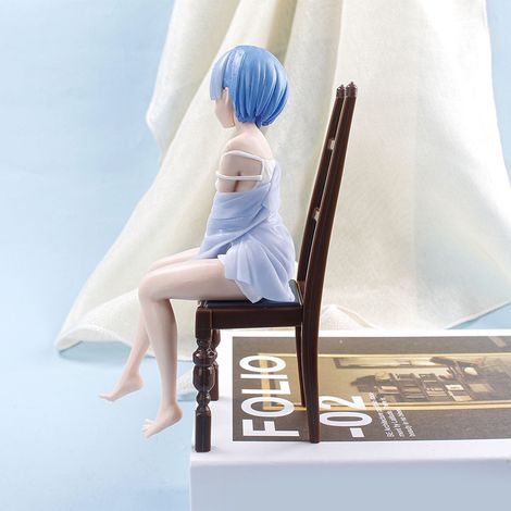 Personnage de dessin animé assis, en pyjama – figurine miniature détaillée et réaliste pour la décoration de table. (1/5)