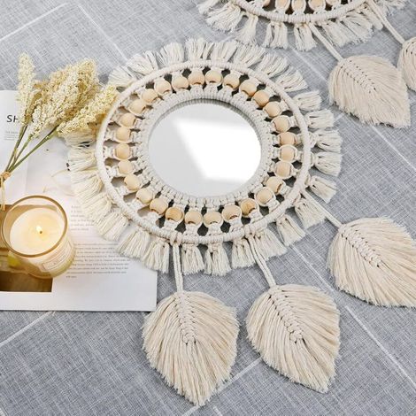 Specchio da parete in macramè stile boho con ciondolo a forma di piuma e perline di legno, specchio rotondo artistico per camera da letto, corridoio, soggiorno, decorazione per la casa (beige) (1/4)