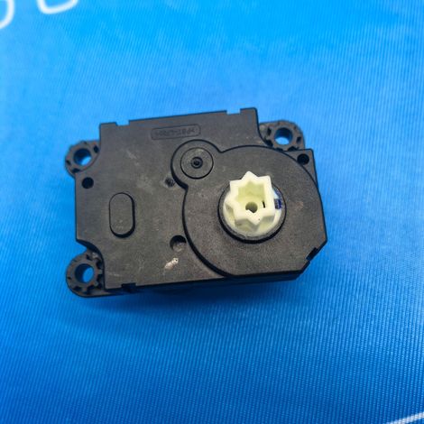 La référence 27751-4BU0A convient au servomoteur du volet de climatisation des Nissan Rogue/Qashqai/Kicks. (1/4)