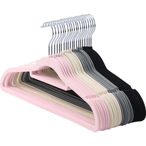 Les cintres floqués ne laissent aucune marque, préviennent les irritations des épaules, peuvent être utilisés aussi bien mouillés que secs, sont antidérapants et semi-transparents. (1/3)