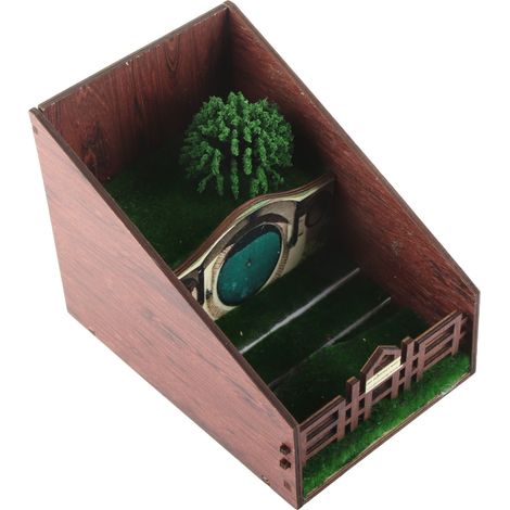 Miniatur-Regaldekoration aus Holz, die einen Gnom in einer Höhle darstellt, ideales Geschenk für Filmfans (1/5)