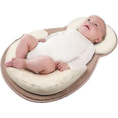 Coussin de positionnement beige pour bébé, aidant à corriger la forme de la tête et à prévenir les débordements de lait. (1/4)