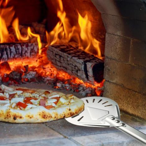 Pala per pizza in alluminio Ø 20 cm – Leggera, antigraffio, ideale per fornelli domestici – Ideale per girare e cuocere pizze, pane, focacce – Utilizzo (1/4)