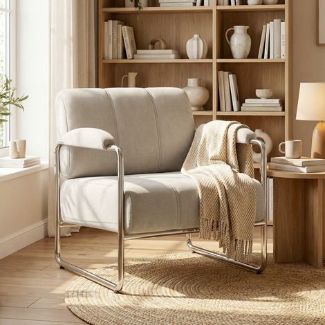 Sillón de salón y silla de dormitorio en suave chenilla, color beige.