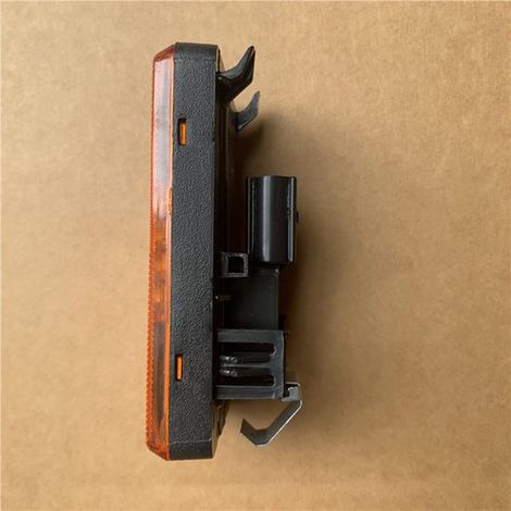 1 Set. Farbe: Gelb + Schwarz. Material: Kunststoff. LKW-typischer 4-LED-Seitenlichtstreifen mit 2-poligem Stecker. (1/5)