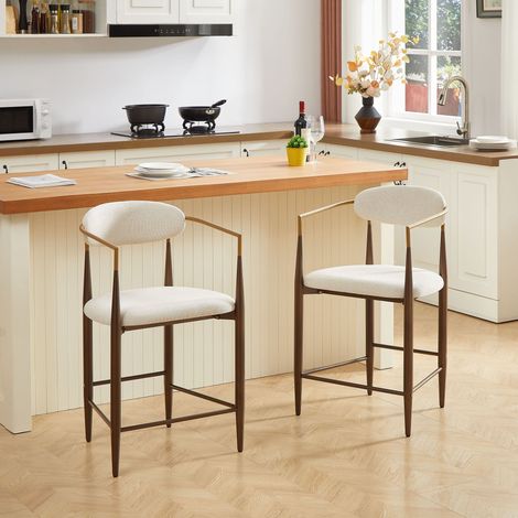 Lot de 2 tabourets de bar avec accoudoirs,style vintage français,cadre marron foncé,ornements dorés,coussins crème et simili cuir blanc.