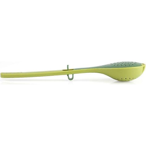 Cuchara coladora de plástico para especias, ideal para cocinar en casa o para usar en sopas.