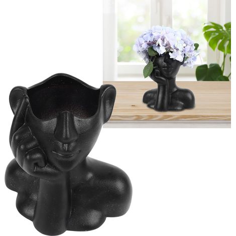 Grand vase en céramique noire, à l'allure timide, orné d'un visage humain. (1/5)