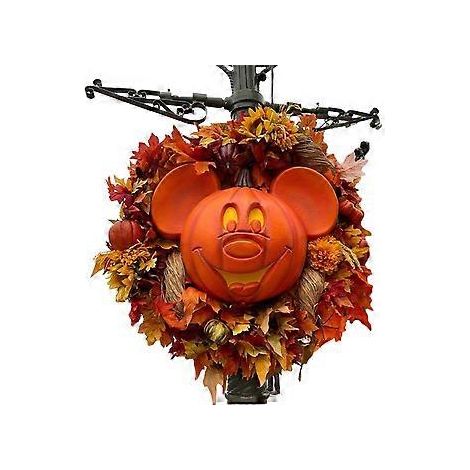 Thanksgiving-Dekoration, Kürbis-Mittelstück umgeben von Herbstlaub, Erntedekorationen mit rustikalem Charme für drinnen und draußen