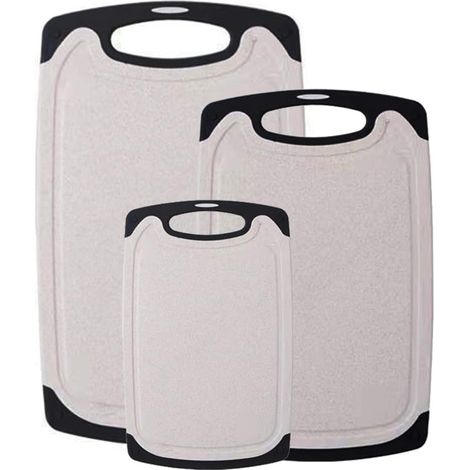 Set di 3 taglieri in plastica spessa, ideali per cucinare e tagliare carne, verdura e frutta. Dotati di manici ergonomici e lavabili in lavastoviglie (colore beige).