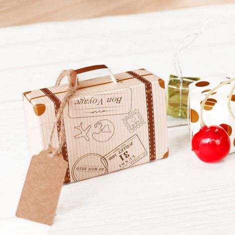Lot de 50 boîtes à dragées vintage en forme de valise, idéales pour une fête ou un mariage sur le thème du voyage. (1/5)
