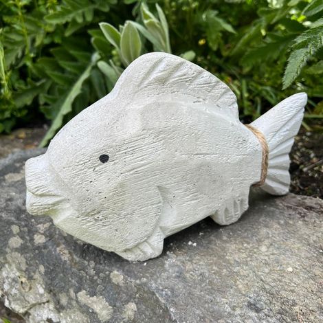 Betonfigur MANNI der Fisch - ein Blickfang für  Garten und Teich