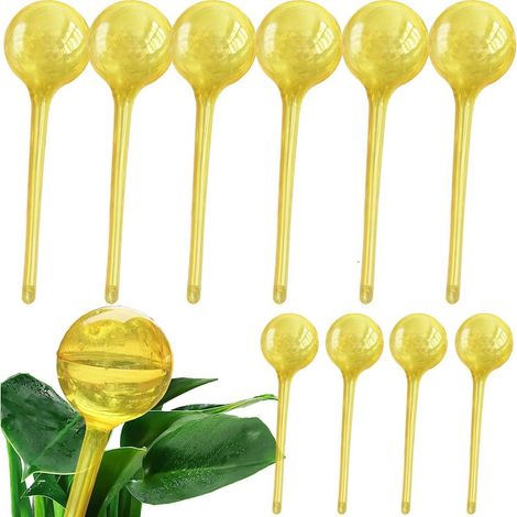 Les gens paresseux plantent des fleurs, des outils de jardinage, des pots, des boules en plastique, une grosse boule jaune (1/2)