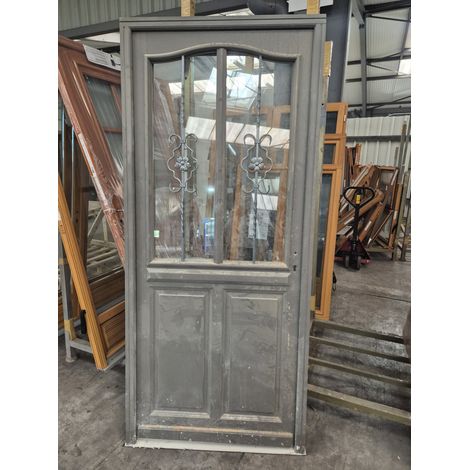 Gd Menuiseries – Porte d'entrée en bois vitrée Santiago gris marron RAL 7039 – Hauteur 215 cm – Largeur 90 cm – Épaisseur dormant 46 mm – Crémone 6 points (1/4)