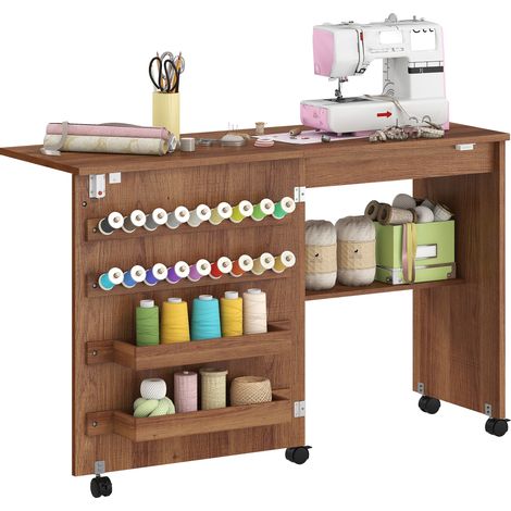 HOMCOM mesa máquina de coser plegable con puerta magnética, 2 compartimentos, estante, 18 soportes para hilos, 5 ruedas, ahorro de espacio, marrón (1/5)