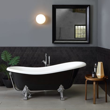 Bañera clásica en blanco y negro.