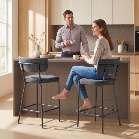 Lot de 2 tabourets de bar gris en polyester rembourré, dossier incurvé, assise H63 cm, repose-pieds, structure métal, charge 120 kg (1/5)