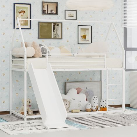 Questo letto a due piani misura 90190 centimetri. Il letto per bambini è dotato di scivolo. La struttura del letto a forma di casetta include una scaletta e non include un materasso a molle, il che lo (1/5)