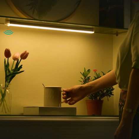 Veilleuse magnétique sans fil intelligente à LED avec détection de présence humaine, longue bande lumineuse rechargeable pour cuisine, armoire ou placard. (1/5)
