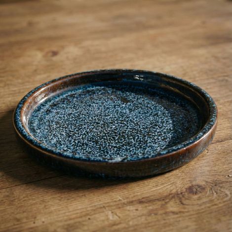 Soucoupe 24cm bleu abysse faite à la main en terre cuite émaillée (1/4)
