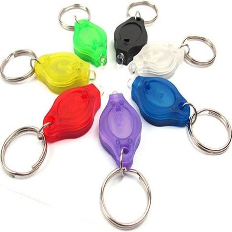 Lot de 7 mini lampes porte-clés LED 12 lumens, portables et ultra-lumineuses, alimentées par piles, idéales pour le camping, la randonnée et les situations d'urgence. 7 couleurs aléatoires. (1/5)