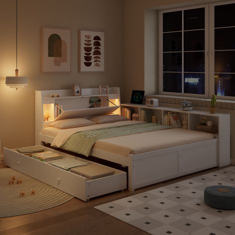 Lit double 140x200cm blanc, tête de lit avec espaces de rangement, 2 lampes intégrées, prise USB, armoires de côté et tiroirs, en pin, panneaux de particules et MDF