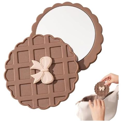 Miroir de poche rond à motif gaufré Genérico, idéal pour les retouches beauté, les selfies shopping, le coiffage et les trajets quotidiens. Accessoire beauté indispensable en voyage. (1/5)