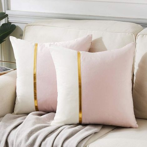 Lot de 2 housses de coussin décoratives 45 x 45 cm pour salon, canapé ou chambre, patchwork de velours rose poudré et blanc avec finitions en cuir doré, décoration intérieure moderne et luxueuse. (1/5)