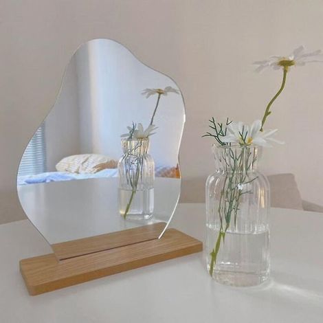 Miroir de maquillage décoratif sans cadre en acrylique, de forme irrégulière, avec base en bois, idéal pour la chambre, le salon et les petits espaces. (1/5)
