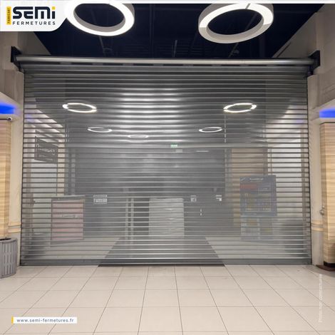 Semi Fermetures – Rideau métallique industriel à motorisation tubulaire SIMU T825 – L5000 – H3000 – Lames micro-perforées 9/10ème