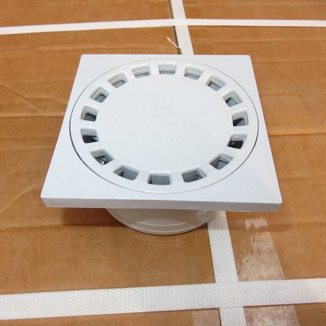 Bonde de sol carrée en PVC simple, anti-odeurs et anti-débordement, pour salle de bain (1/5)