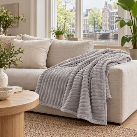 Couverture en flanelle côtelée 220 x 200 cm, douce et chaude, idéale pour le lit et le canapé. Couverture légère et moelleuse à rayures en velours côtelé, lavable en machine - Gris clair (1/5)
