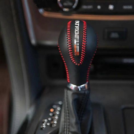 Handgenähter Schaltknauf aus Leder für Nissan Patrol Y62 Armada (2016–2018) – Rot (1/5)