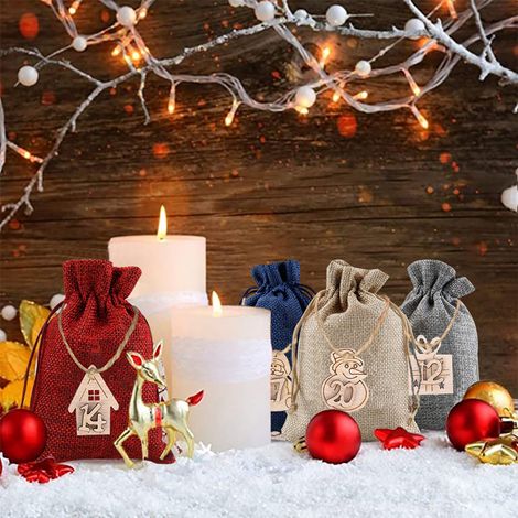 Lot de 24 sachets cadeaux en toile de jute, avec cordon coulissant, pour calendrier de l'Avent. Couleurs : bordeaux, gris, beige, bleu marine. Inclus : 24 étiquettes en bois, 24 pinces, 1 corde. (1/5)