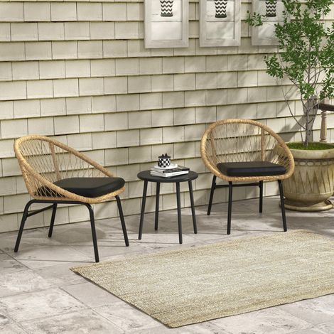 Ensemble de mobilier de jardin en rotin jaune, comprenant 2 fauteuils et une table.