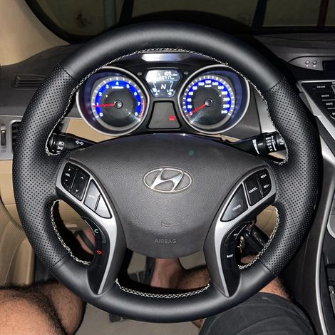 Housse de volant tressée (fil bleu clair) personnalisée en cuir artificiel noir antidérapant, compatible avec Hyundai Elantra 2011-2018 et Avante i30 2012-2018 (1/5)