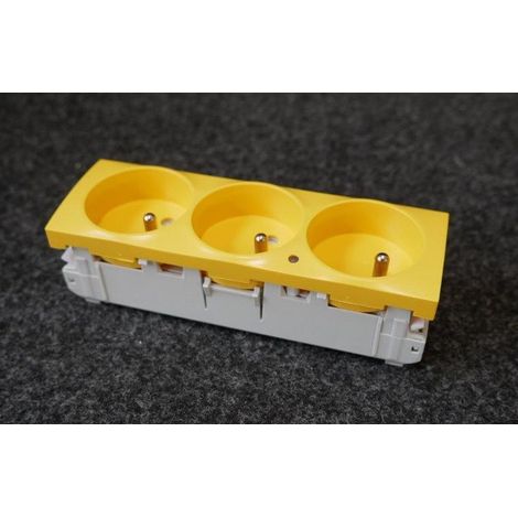 Bloc 3 prises 2P+T 16A lumineuse 45° jaune 135x45mm à clipser ALTIRA