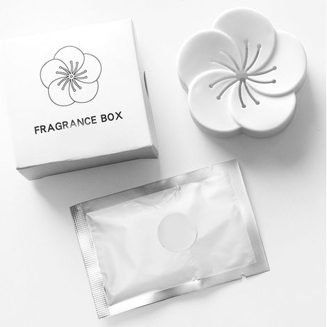 Pâte désodorisante portable pour voiture avec boîte d'aromathérapie en forme de pétale (blanche) (1/3)