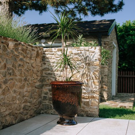 Pot grande taille d'extérieur MORGANE 55x69cm noir et orange, fait main en terre cuite émaillée, résistant au gel (1/3)