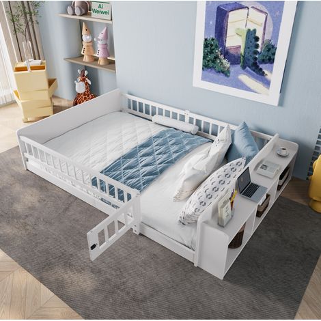 Cama infantil moderna de pino blanco 140x190 cm con cabecero con estantes, almacenaje abierto y puerta abatible (1/5)