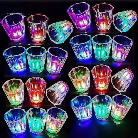 Un set di 24 bicchieri da liquore con illuminazione a LED garantisce divertimento senza fine a qualsiasi festa. (1/5)