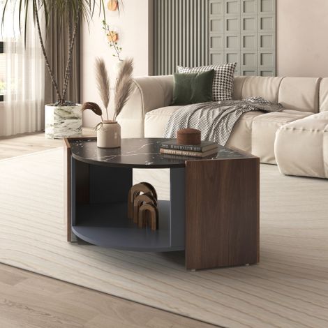 Table basse : Une table basse texturée, façonnée en marbre et en noyer aux couleurs contrastées. Une table de salon aux lignes uniques.