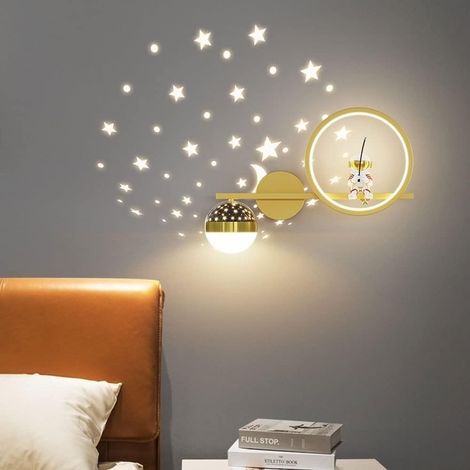Applique murale LED moderne projetant des motifs de lune et d'étoiles, idéale pour une chambre d'enfant (dorée). (1/5)