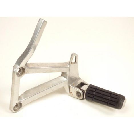 [PRODUIT D'OCCASION] Platine de repose pied passager gauche origine pour moto Yamaha (1/4)