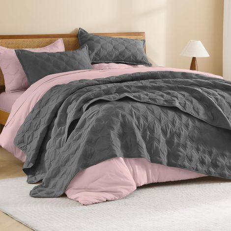 Parure de lit Grise 3 pièces (1 Couette Grise, 2 taies d'oreiller), Couvre-lit Cousu en Microfibre légère pour très Grand lit (264,2 x 228,6 cm), Couvre-lit matelassé Alternatif au Duvet (1/5)