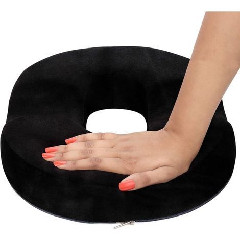 Cojín de asiento de espuma viscoelástica - 41 x 33 x 6 cm en terciopelo negro - Cojín ortopédico para el coxis para aliviar las hemorroides y el dolor de próstata - para el hogar, el coche y la oficin (1/4)